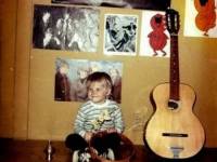 Курт Кобейн в детстве с гитарой | Nirvana